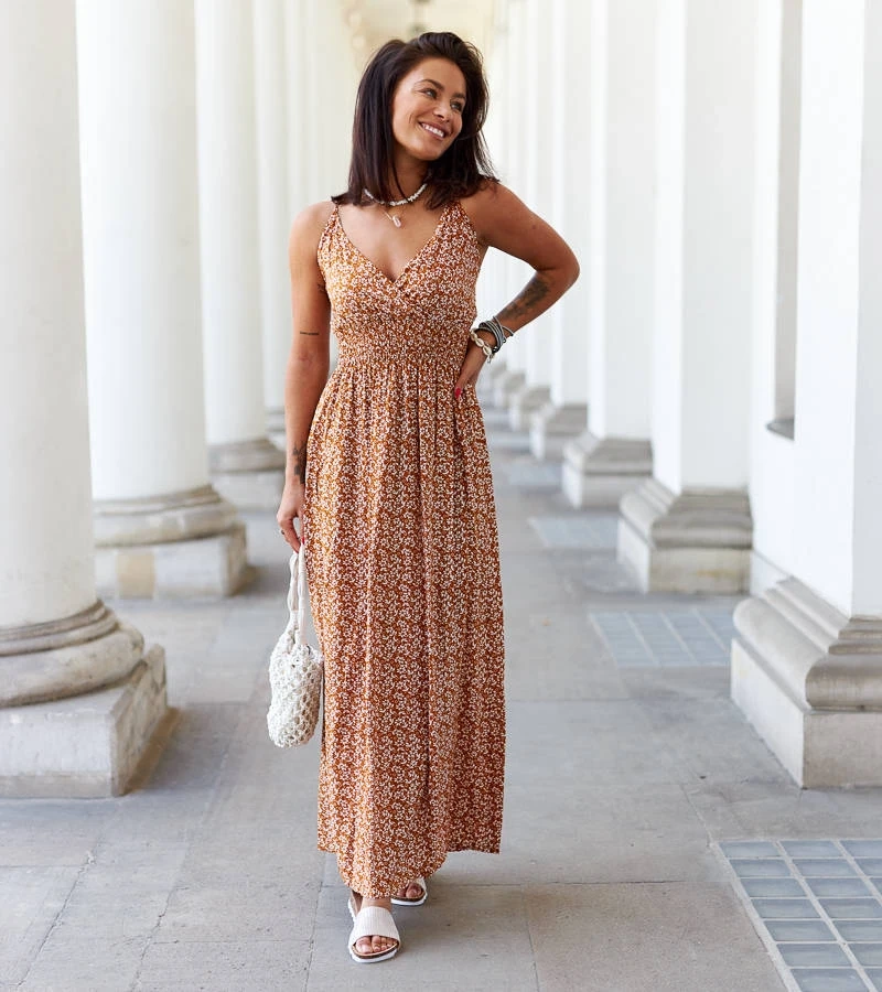 Pomarańczowa sukienka na ramiączkach w kwiaty