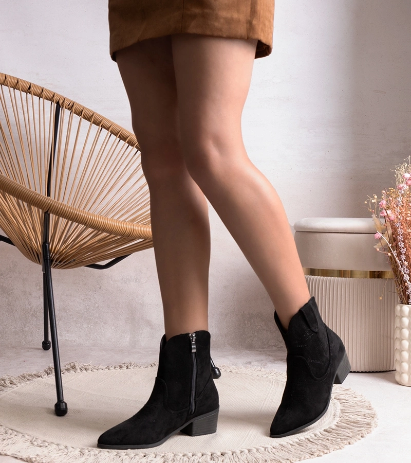 Czarne botki na słupku