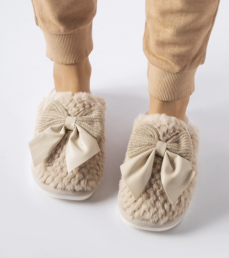 Beżowe kapcie z eleganckimi kokardami