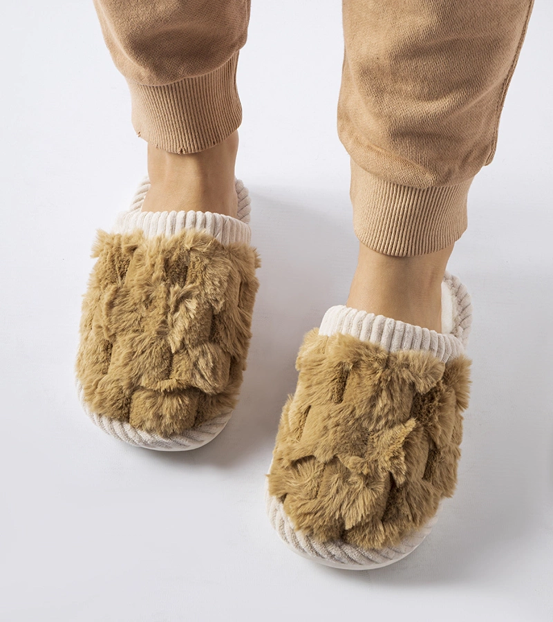 Beżowe ocieplane damskie kapcie