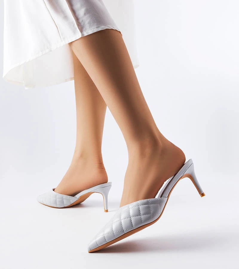 Szare klapki na szpilce ze szpiczastym noskiem