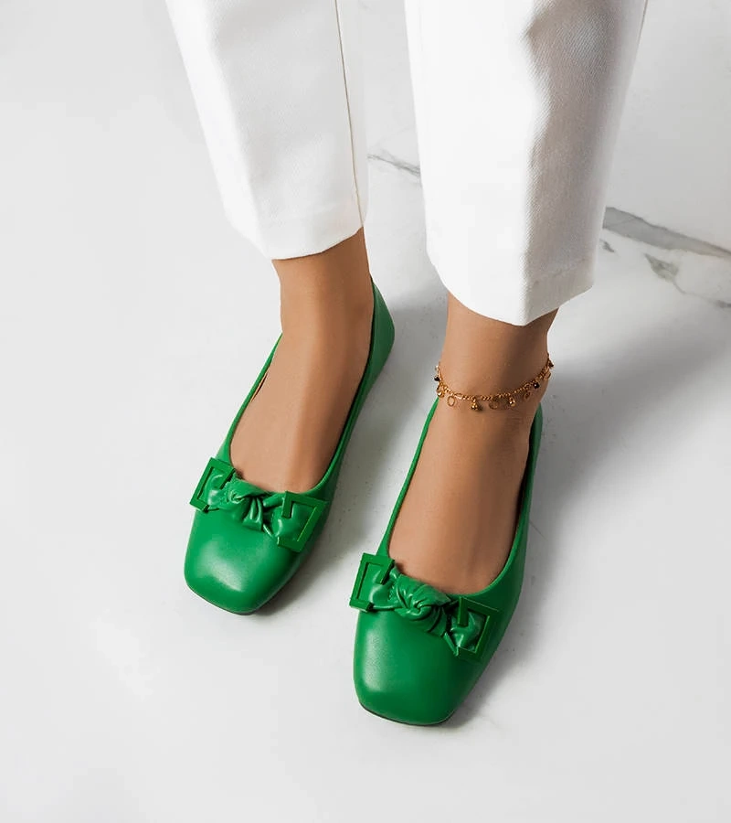 Zielone balerinki ozdobną kokardą