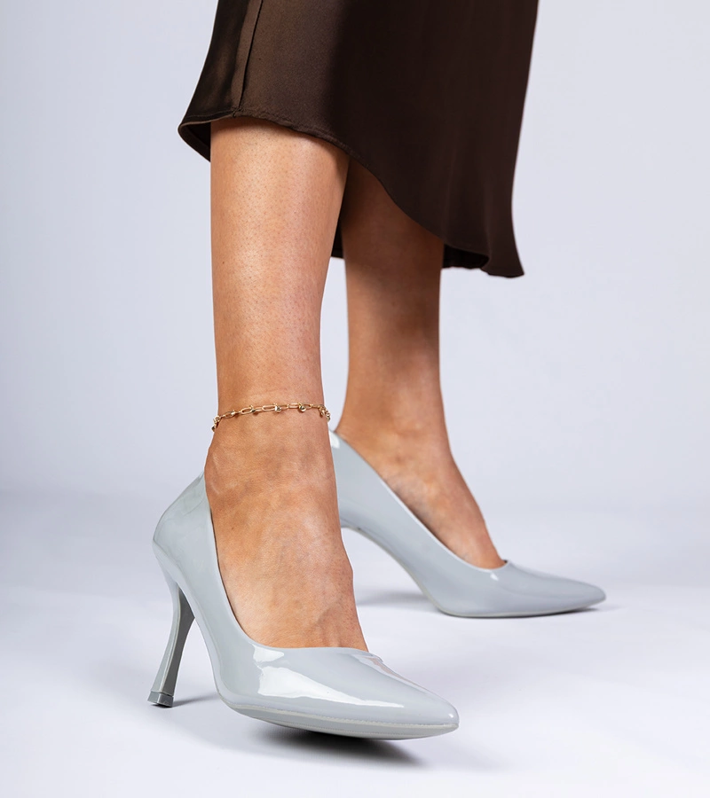 Hers Szare lakierowane czółenka na szpilce