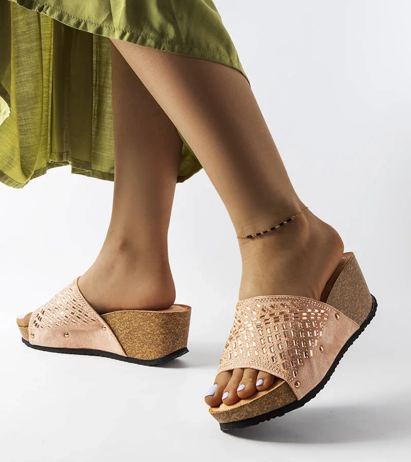 Różowe klapki na koturnie z cyrkoniami