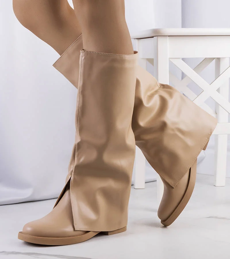 Beżowe modne kozaki