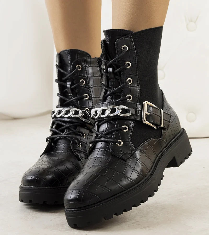 Czarne botki z łańcuchem