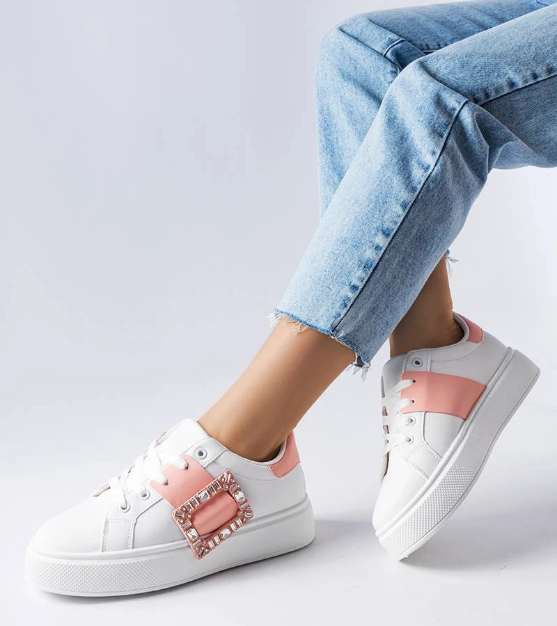 Białe sneakersy zdobione różową klamerką