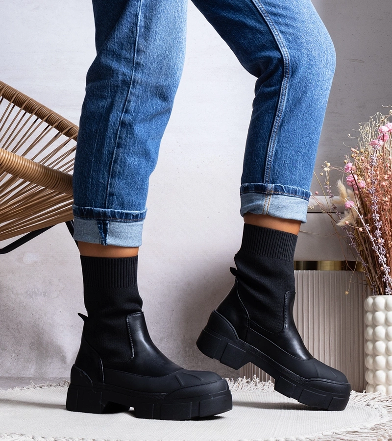 Czarne botki z elastyczną cholewką