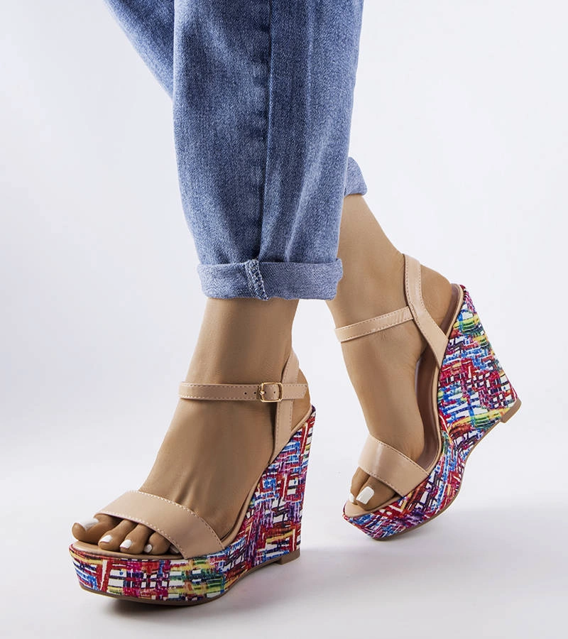 Beżowe sandały na kolorowej koturnie