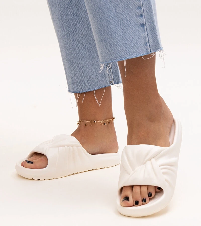 Białe piankowe klapki