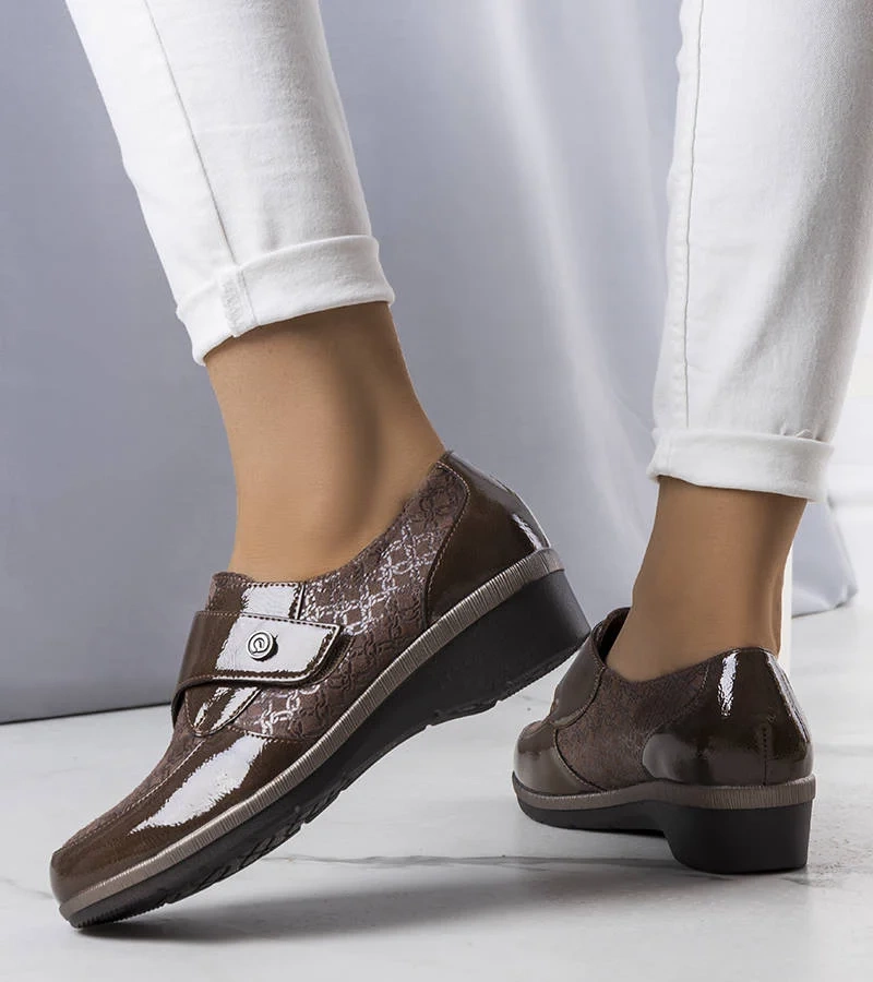 Brązowe zdobione półbuty na koturnie