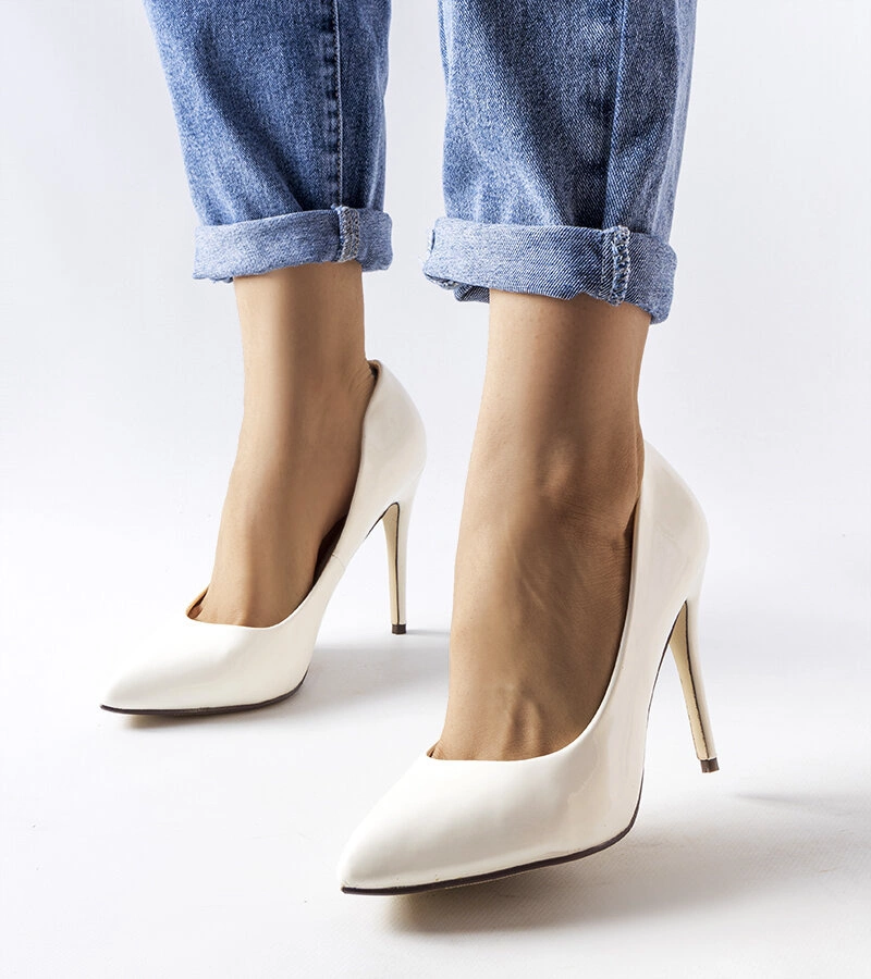 Białe lakierowane szpilki