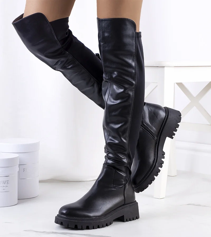 Czarne kozaki na wysokiej podeszwie