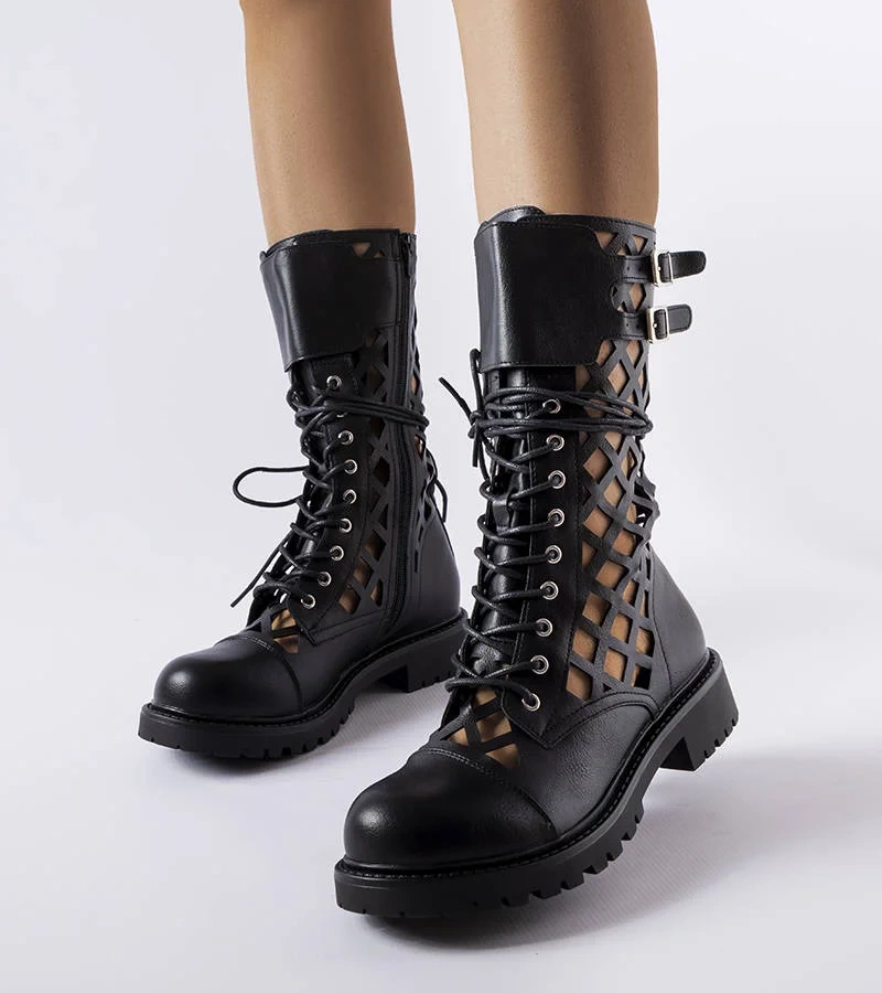 Czarne ażurowe botki