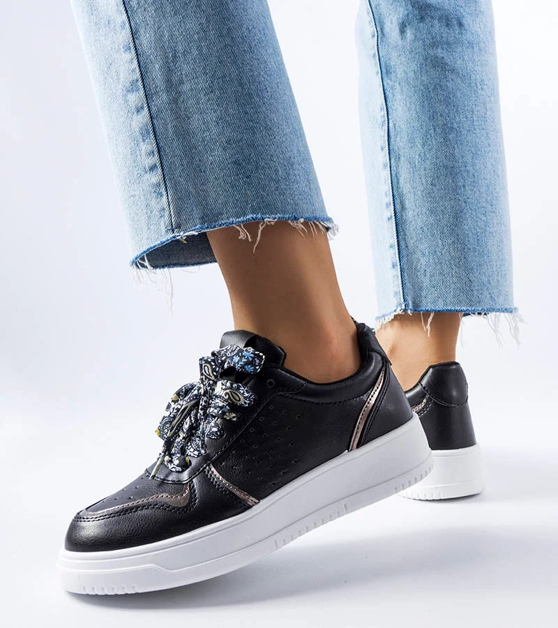 Czarne sneakersy wiązane na wstązkę ze srebrną lamówką