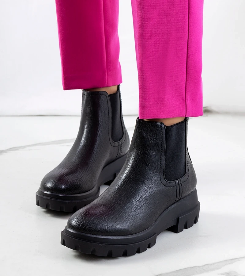 Czarne botki na wysokiej podeszwie