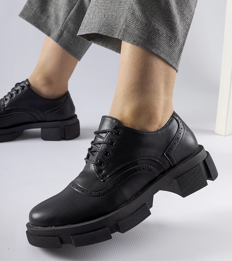 Czarne wiązane półbuty