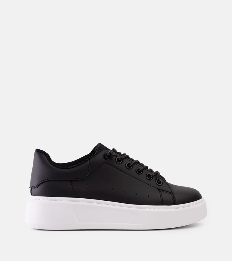 Czarne sneakersy z efektownym zdobieniem