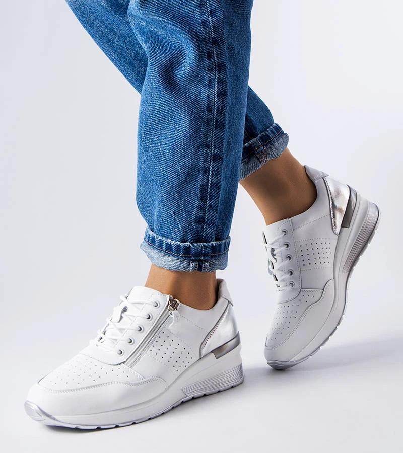 Skórzane biało-srebrne sneakersy zdobione perforacją