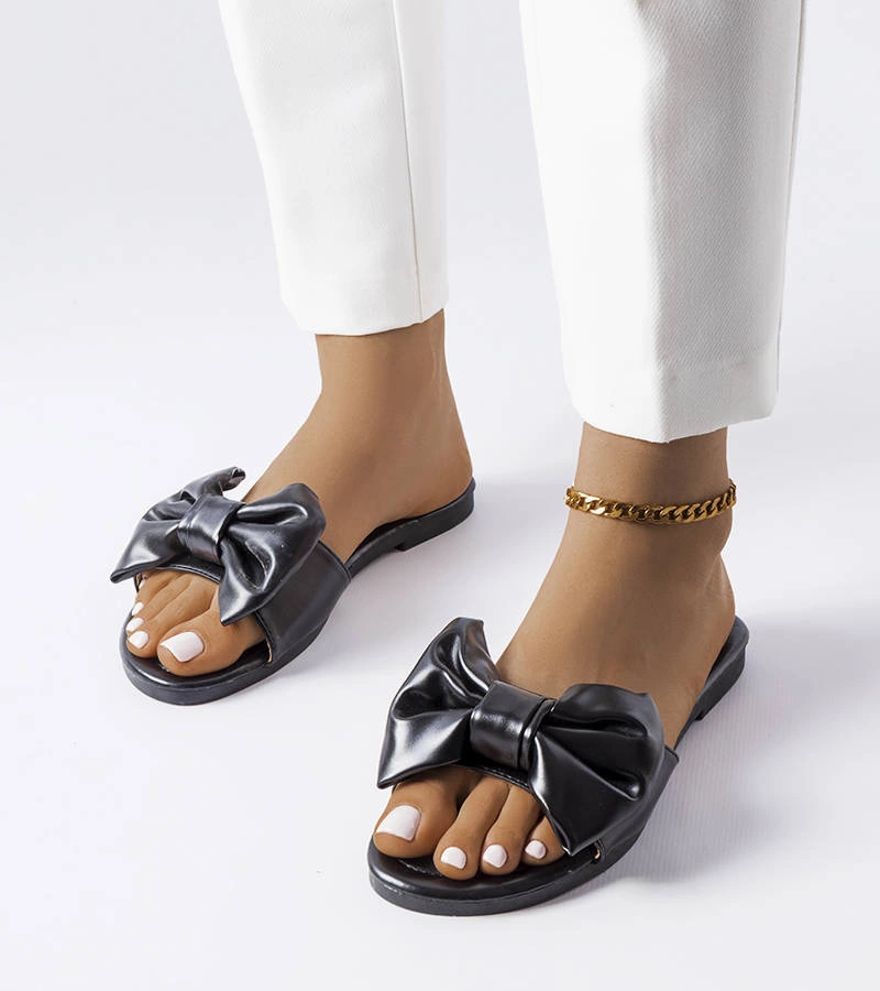 Czarne klapki eleganckie zdobione kokardą