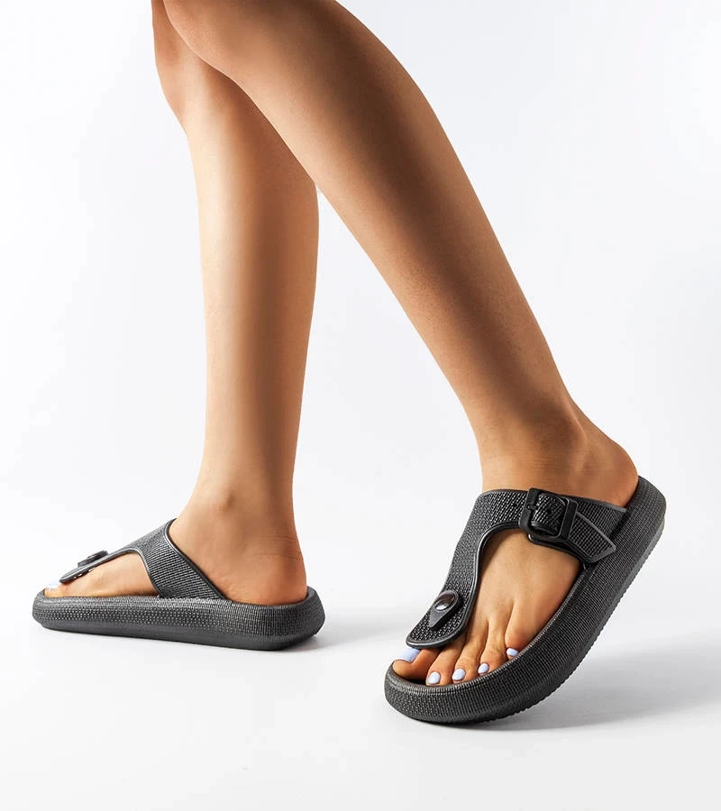 Czarne gumowe japonki na platformie