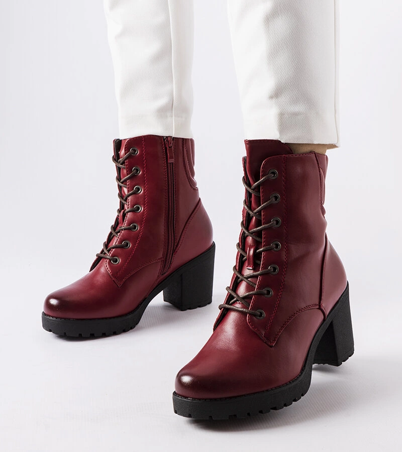 Bordowe sznurowane botki na słupku