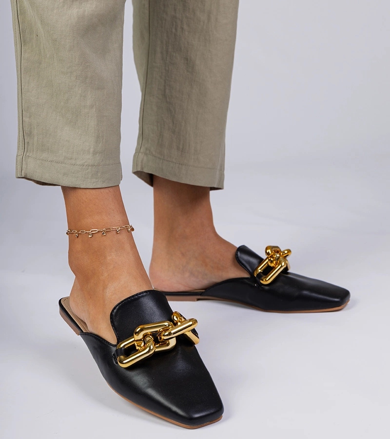 Czarne klapki z zakrytym noskiem