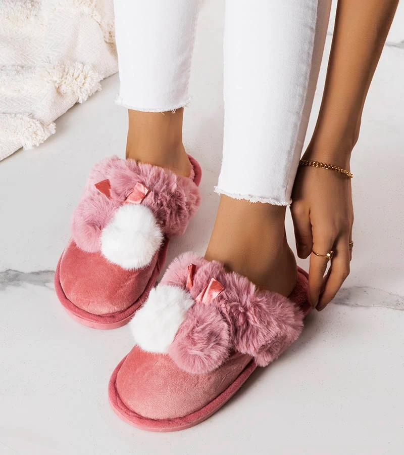 Różowe puchate kapcie z pomponami