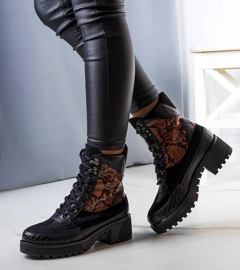 Czarne ocieplane botki zdobione wstawkami