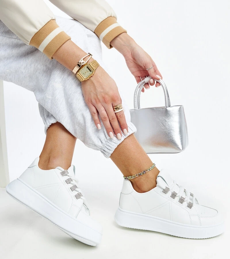 Białe sneakersy na grubej podeszwie