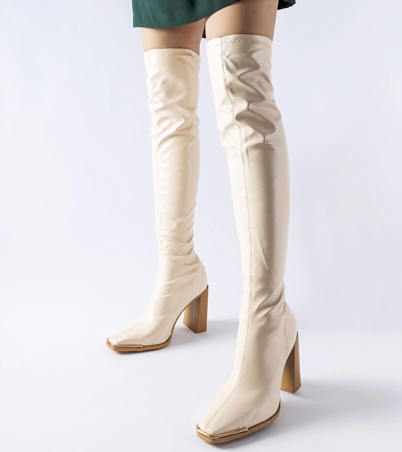 Beżowe długie klasyczne kozaki na słupku