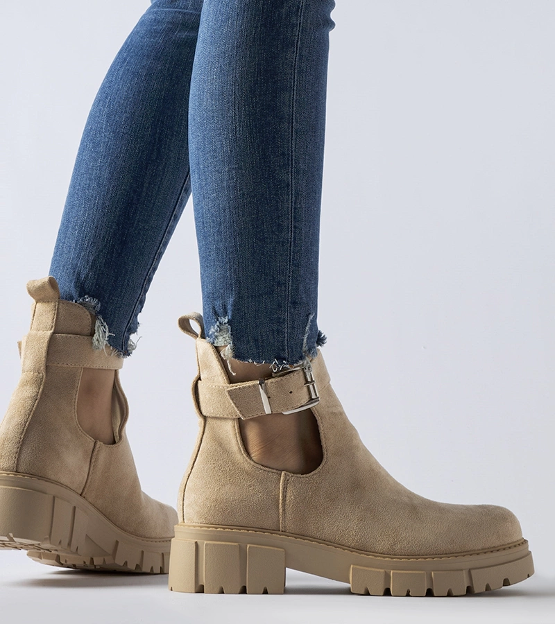 Beżowe botki z zapięciem wokół kostki
