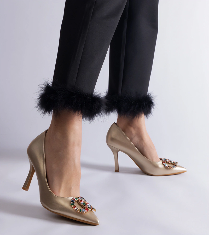 Złote szpilki zdobione kolorowymi cyrkoniami