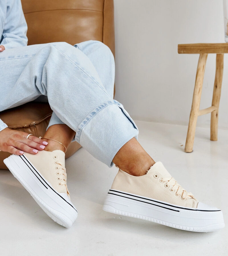 Jasnobeżowe trampki na grubej podeszwie