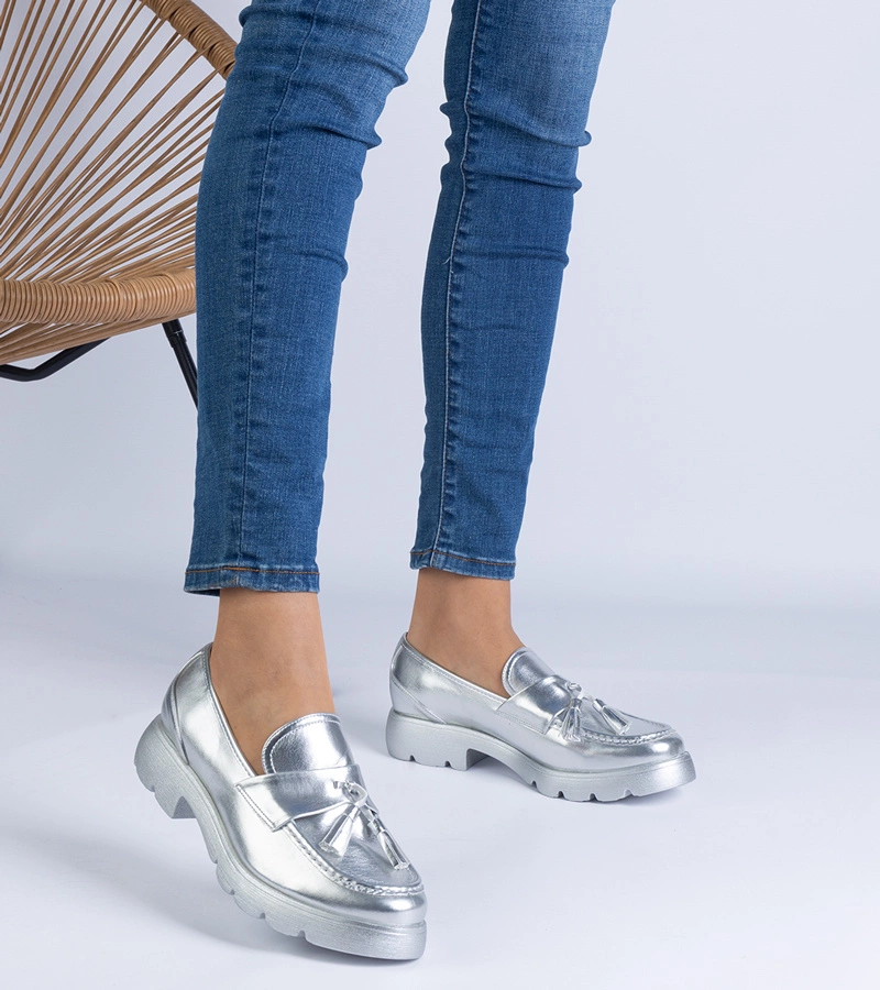 Hers półbuty damskie srebrne z frędzlami klasyczne