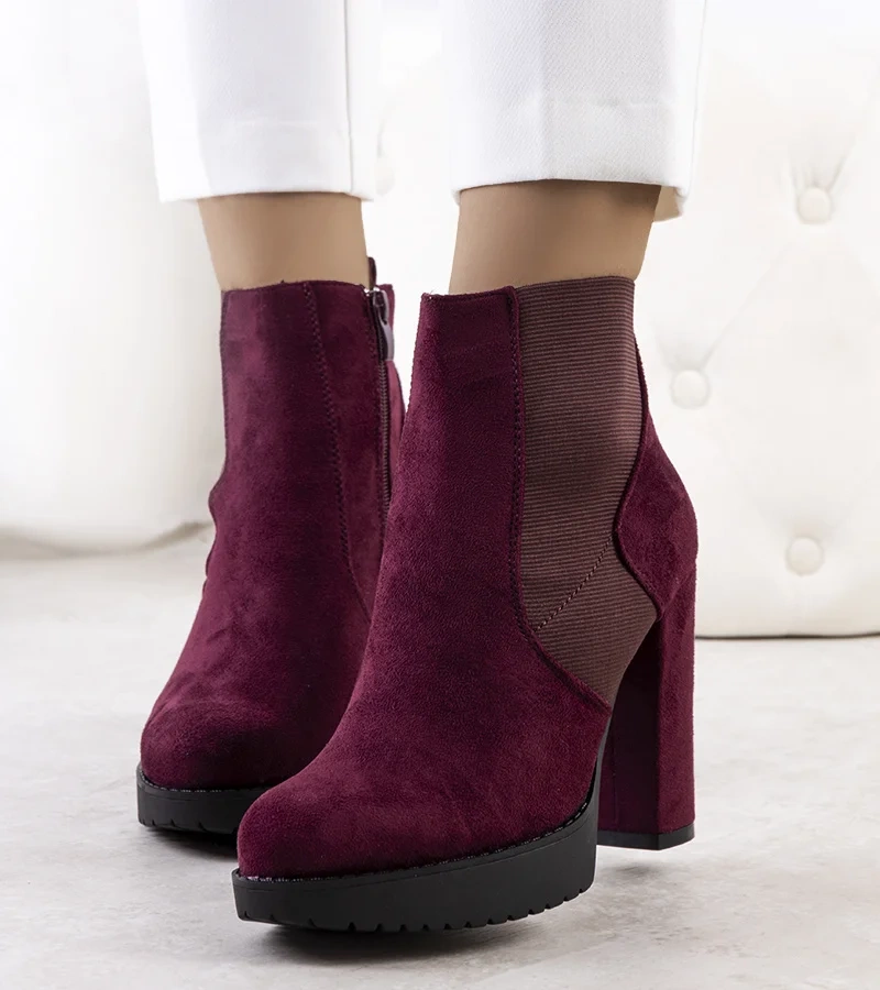 Bordowe botki na słupku