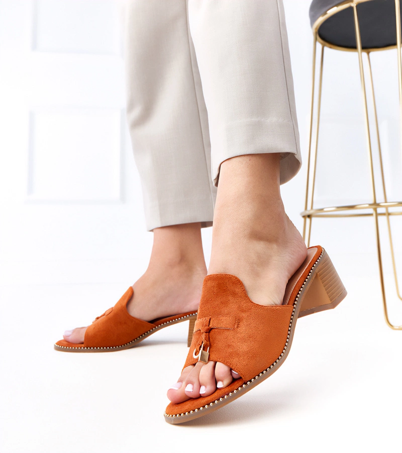 Hers Brązowe klapki na słupku z ozdobą na pasku