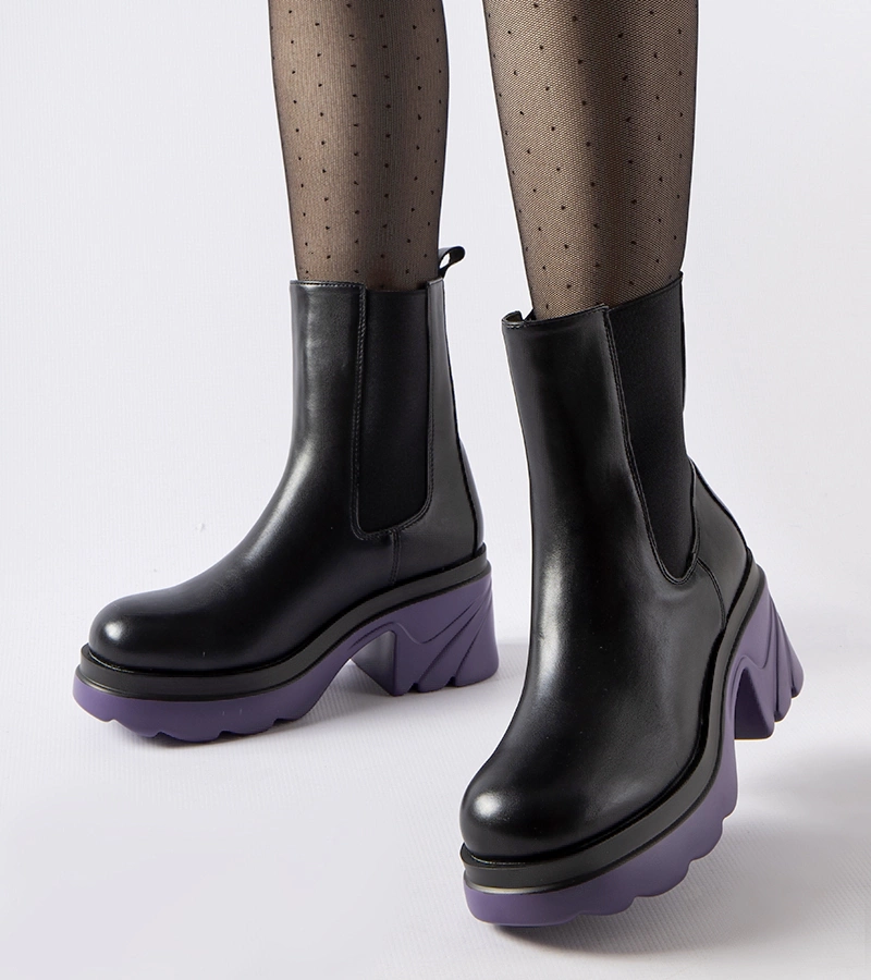 Czarne ocieplane botki na fioletowym słupku