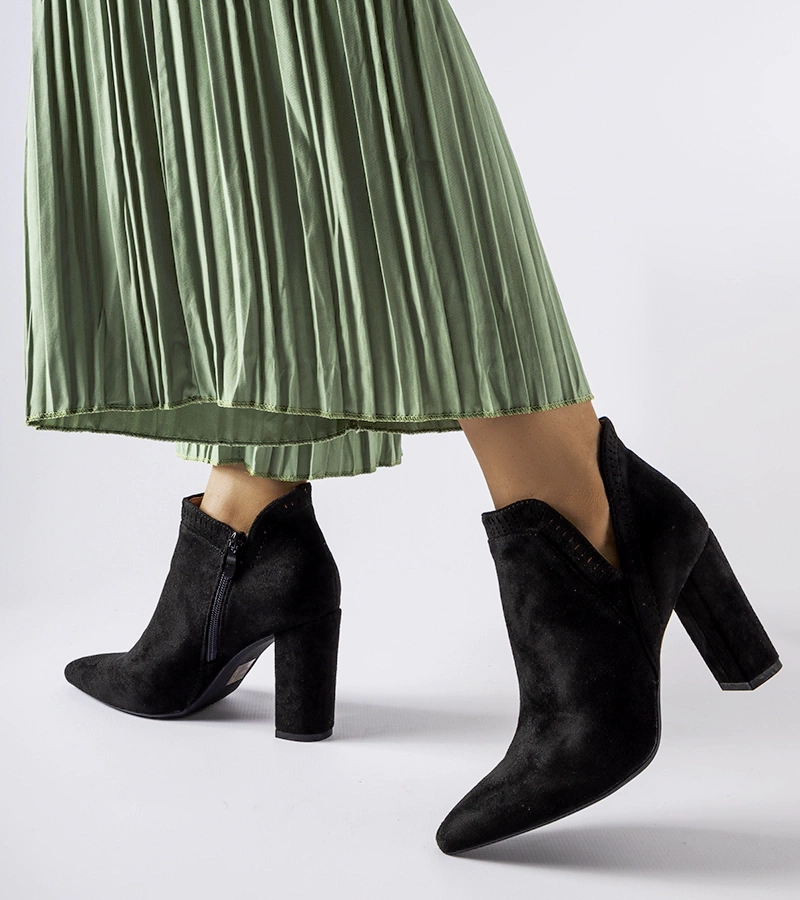 Czarne zamszowe botki