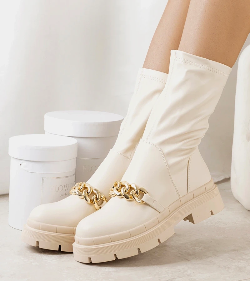 Beżowe botki z łańcuszkiem