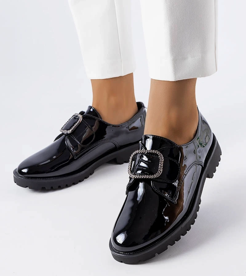 Lakierowane czarne półbuty