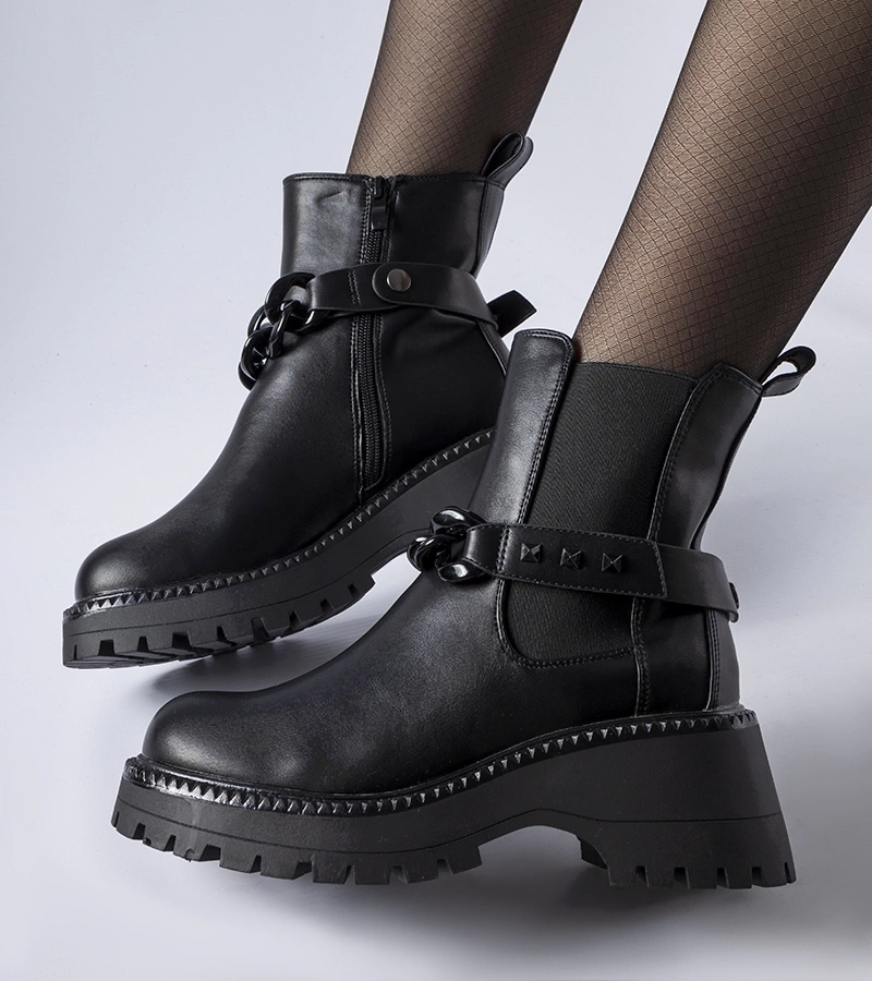 Czarne botki na masywnej podeszwie