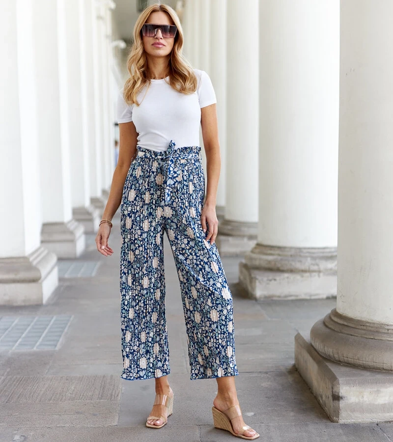 Niebieskie spodnie plisowane w kwiaty