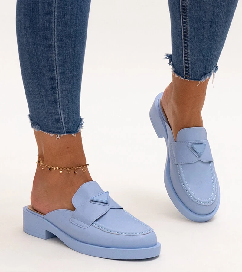 Niebieskie klapki z zabudowanym noskiem i metalową ozdobą