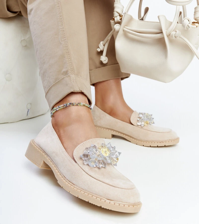 Jasnobeżowe zamszowe mokasyny z kryształami