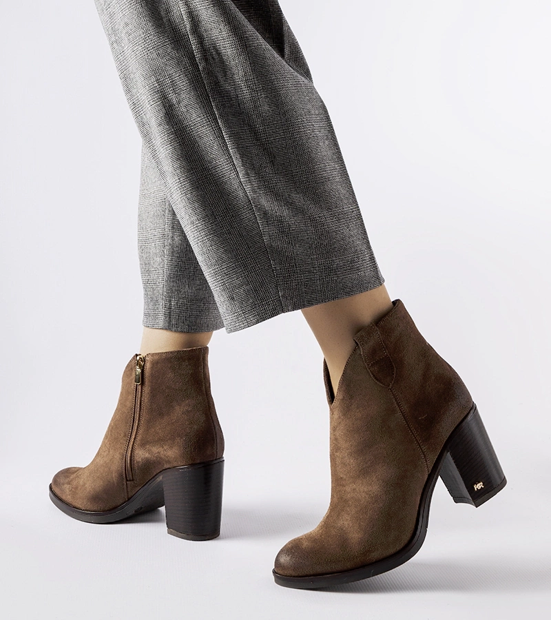 Brązowe zamszowe ocieplane botki Karino