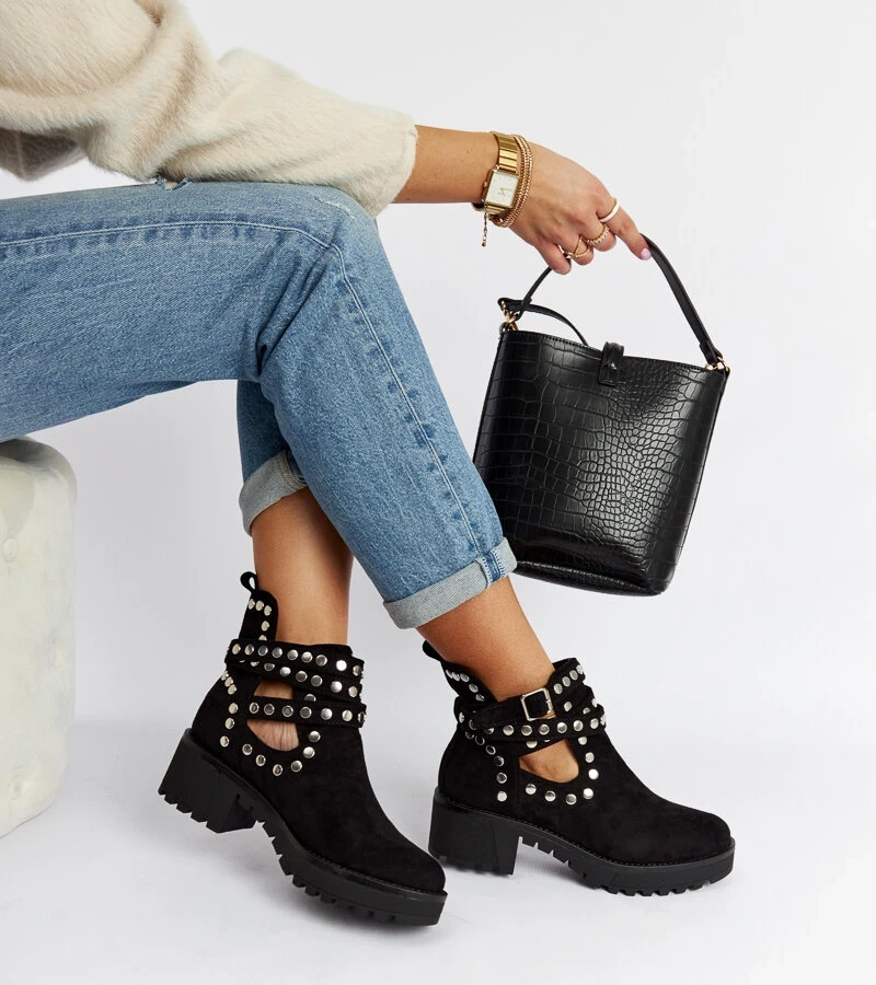 Czarne botki ze zdobieniem