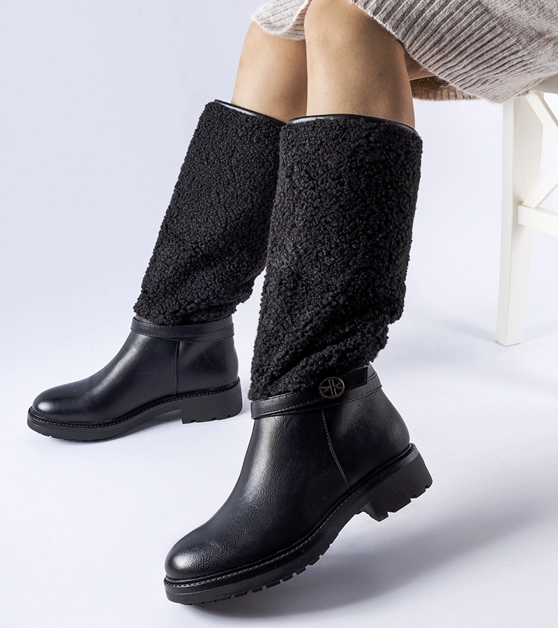 Czarne kozaki płaskie zdobione futerkiem