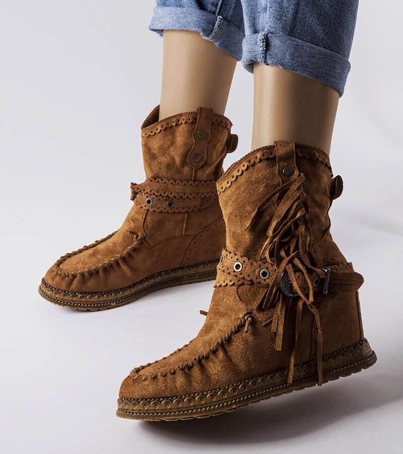 Brązowe botki na koturnie w stylu boho