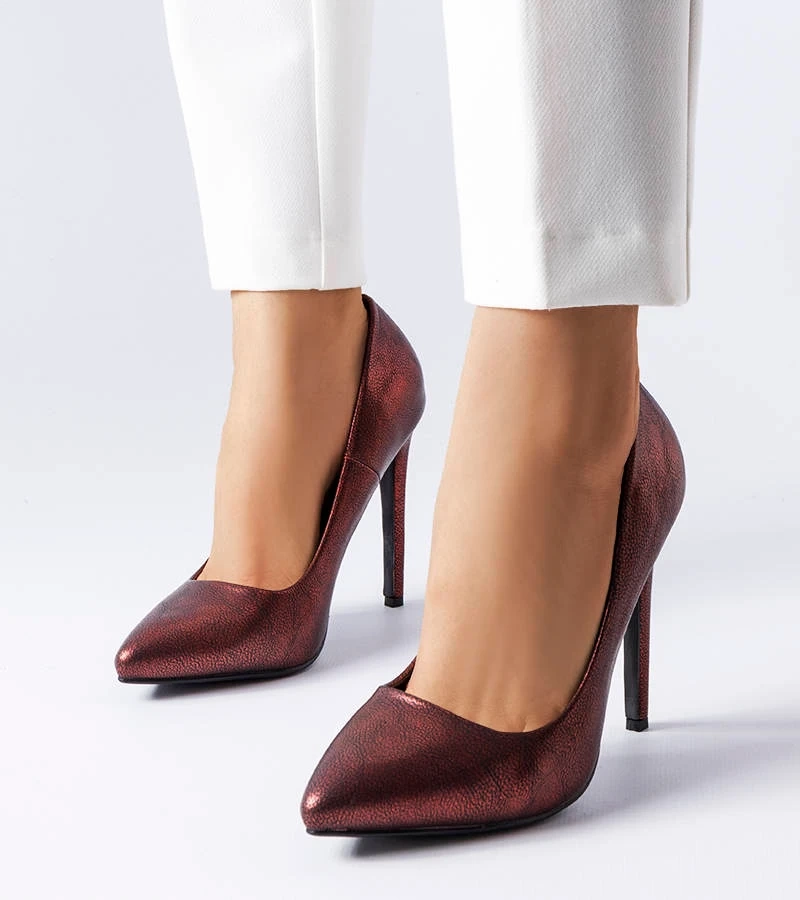 Czerwone wysokie szpilki z metalicznym wykończeniem